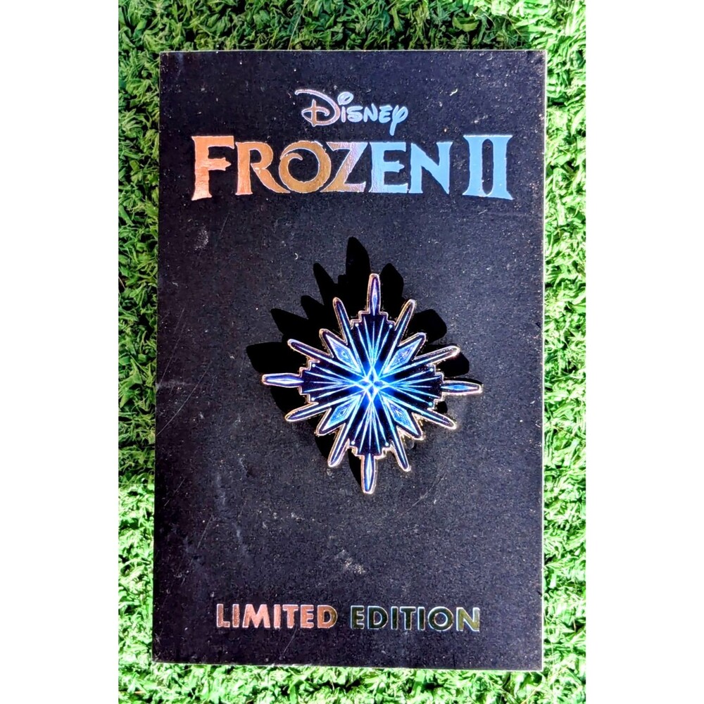 Disney 1" Pin Frozen II 2 Exclusive Limited Edition D23 2018 Snowflake Shape NIP - Picture 1 of 3